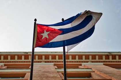 Una ley CAA permite que ciudadanos cubanos o personas originarias de Cuba que viven en EE.UU. solicitar la residencia permanente