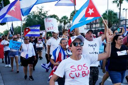 Una ley de Florida obligaría a los ciudadanos de algunos países, como Cuba y Venezuela a registrar sus propiedades; Foto de archivo del jueves 15 de julio de 2021 en Hialeah, Florida. (AP Foto/Marta Lavandier)