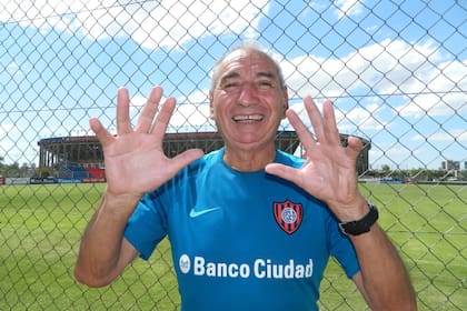 Una leyenda activa: a los 77, Agustín Irusta entrena a los juveniles del Ciclón