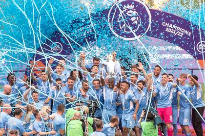 Una leyenda del rock sorprendió a los jugadores del Manchester City tras consagrarse campeones en la final de la FA Cup