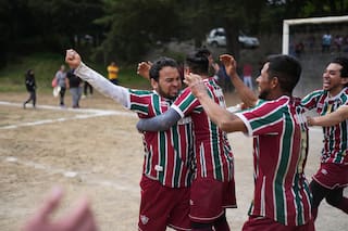 Una liga de fútbol juega en el cráter de un volcán extinto en México, el "Campo de los Dioses"