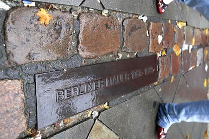 Una línea de adoquines aún atraviesa Berlín recordando el trazo del muro