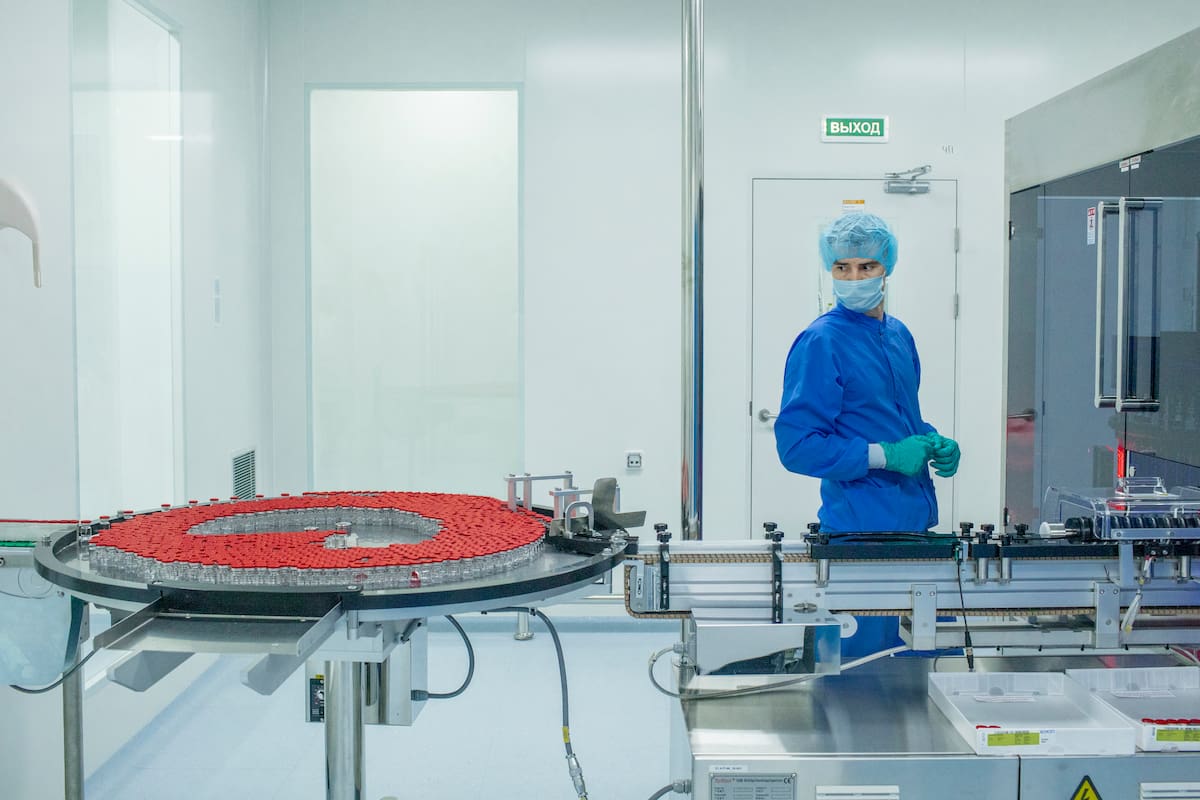 Una línea de producción de la Sputnik V en la compañía farmacéutica Biocad, en San Petersburgo (Sergey Ponomarev/The New York Times)
