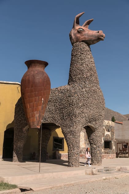 Una llama hecha en piedra, sobre la Ruta Nacional 9, en Uquía, marca el ingreso a Arte Guanuco.