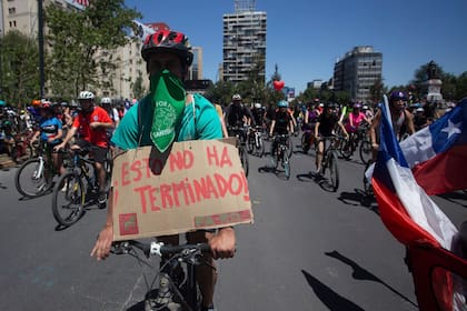 Una llamativa manifestación de ciclistas frente a la casa de Piñera