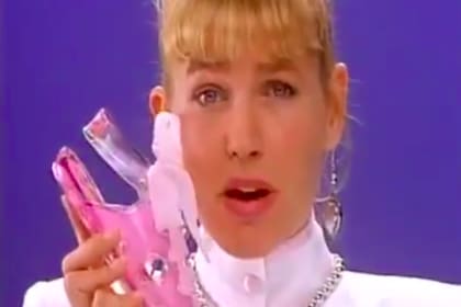 Una llamativa publicidad vintage de Xuxa se convirtió en viral por mostrar a niñas "enamoradas" de sus sandalias.