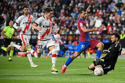 Una llegada del Kun Agüero ante Rayo Vallecano