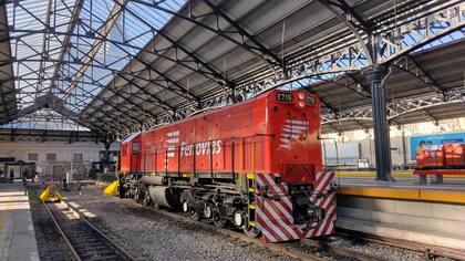 Una locomotora General Motors G22 de los años setenta operativa en la estación de trenes de la línea Belgrano Norte en Retiro