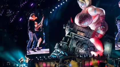 Una locomotora salía a escena en el comienzo del show de AC/DC
