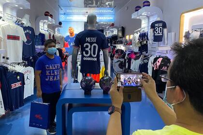 Una locura por la camiseta número 30 en Paris Saint-Germain... y no solo en París, también, en Doha (Photo by Karim JAAFAR / AFP)