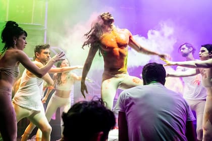 Una lograda escena de Rent, dirigida por Juan Álvarez Prado, que salta del streaming al escenario del Ópera