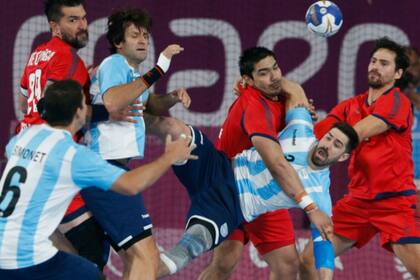 Una lucha fragorosa de principio a fin en la final de handball entre Argentina y Chile