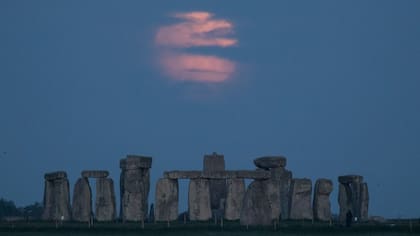 Una luna de sangre se perfila entre las nubes añadiendo misticismo al monumento de Stonehenge