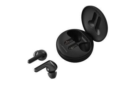 Una luz ultravioleta en el estuche higieniza los auriculares Tone Free de LG mientras se cargan