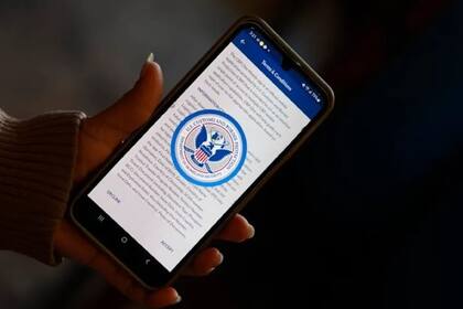 Una madre colombiana tramitó su autodeportación por la CBP Home y recibió la confirmación de su vuelo, pero los boletos de avión nunca le llegaron