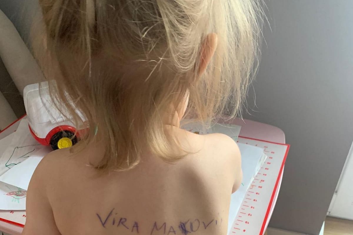 Una madre escribió un mensaje en la espalda de su hija en caso de que muera en el camino