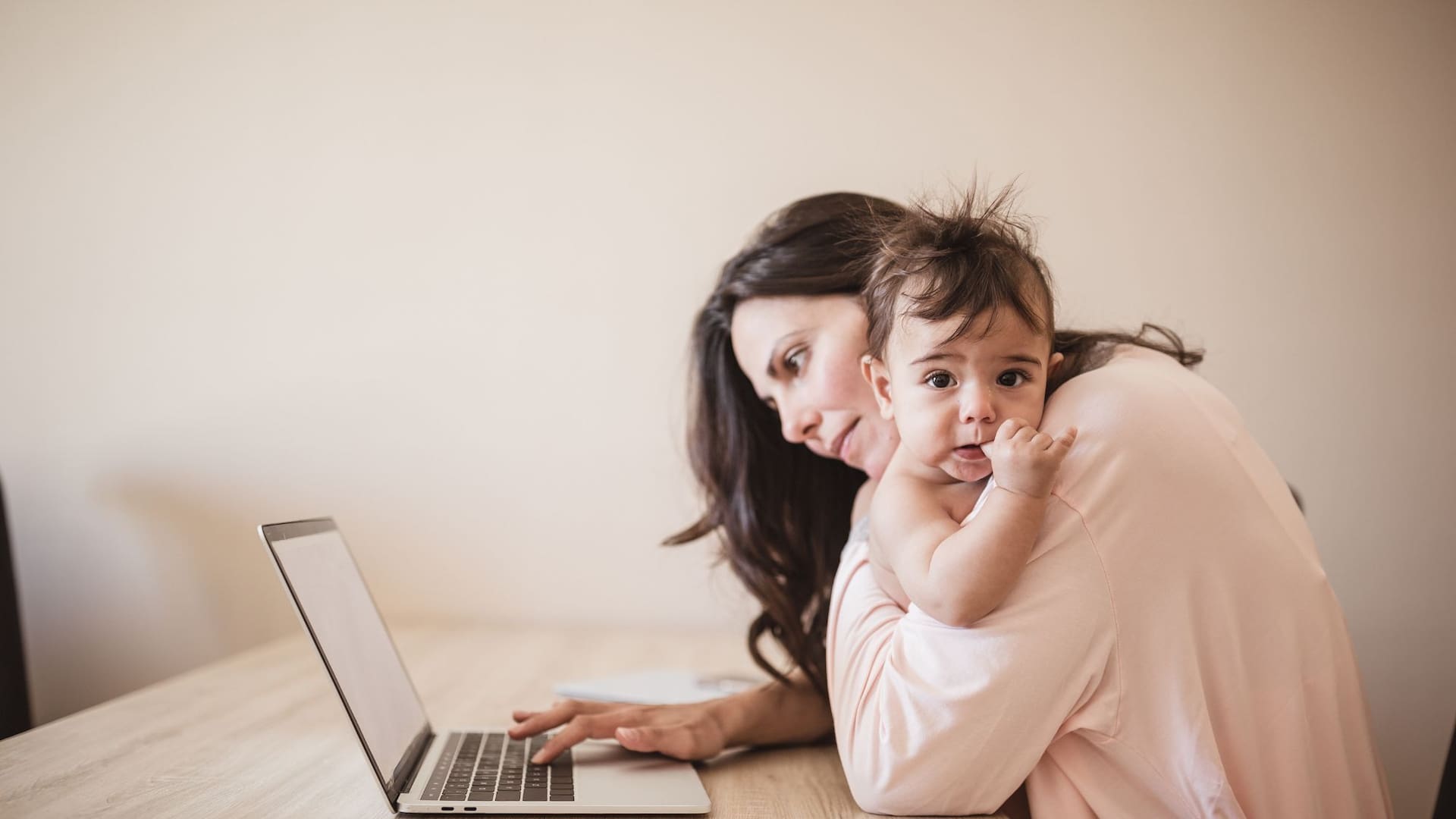 Una madre puede ser interrumpida más de 400 veces al día, sin que nadie lo nota.