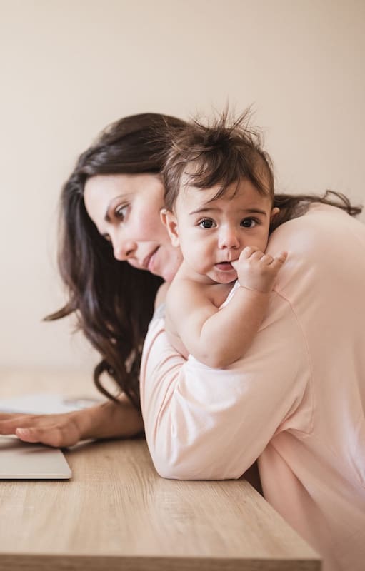 Una madre puede ser interrumpida más de 400 veces al día, sin que nadie lo nota.