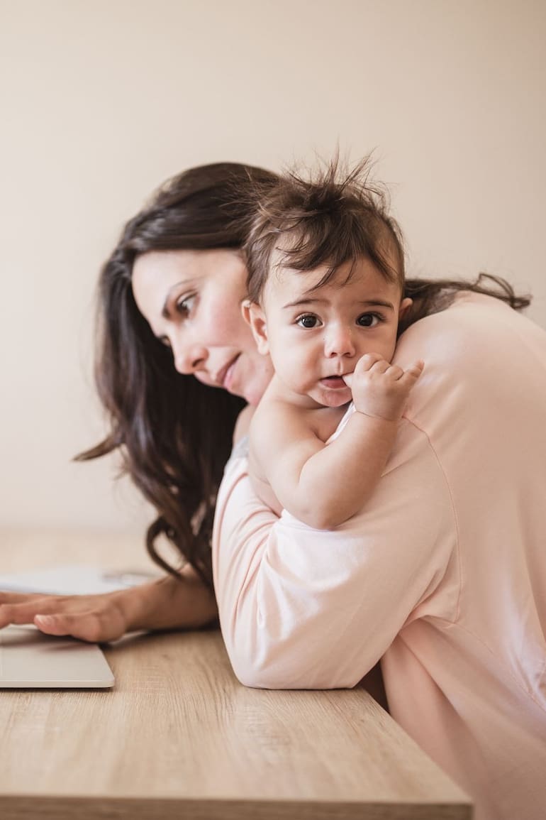 Una madre puede ser interrumpida más de 400 veces al día, sin que nadie lo nota.