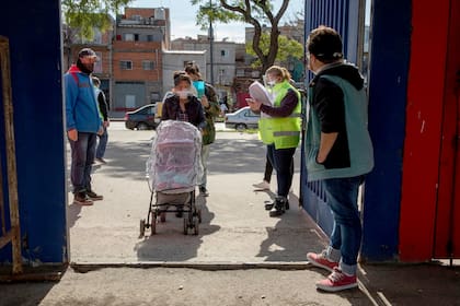 Una madre que fue a hacerse el hisopado junto a su hija por tener síntomas y haber estado en contacto estrecho con un infetado