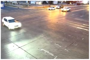 Una madre se abalanzó sobre el capó del auto durante un robo porque sus hijos iban dentro del vehículo. // Fuente: Policía de Hobbs