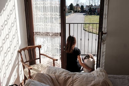 Una madre y su hija cumplen con la cuarentena en en San Fiorano, Italia