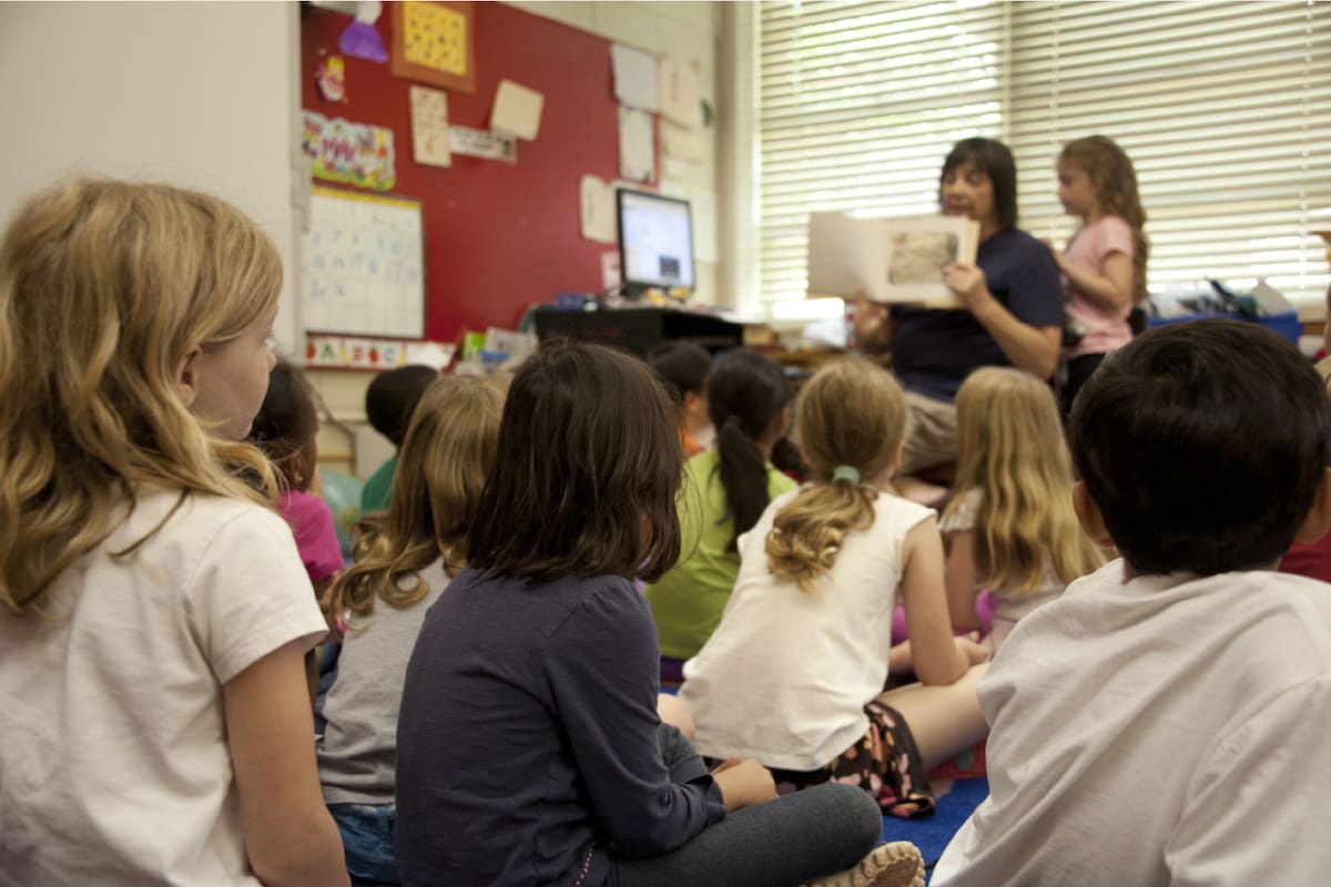 Una maestra fue despedida luego de que no pudo asistir a una reunión por el cáncer de su madre; las imágenes son solo ilustrativas no pertenecen a los hechos