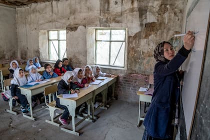 Una maestra imparte una clase para niñas en el primer día del curso escolar en Kabul, Afganistán