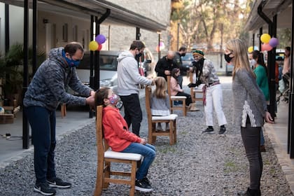Una maestra organizó un festejo sorpresa