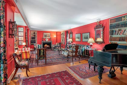 Una magnifica biblioteca y un piano de cola en otra de las habitaciones de la propiedad donde vivió Jackie Kennedy
