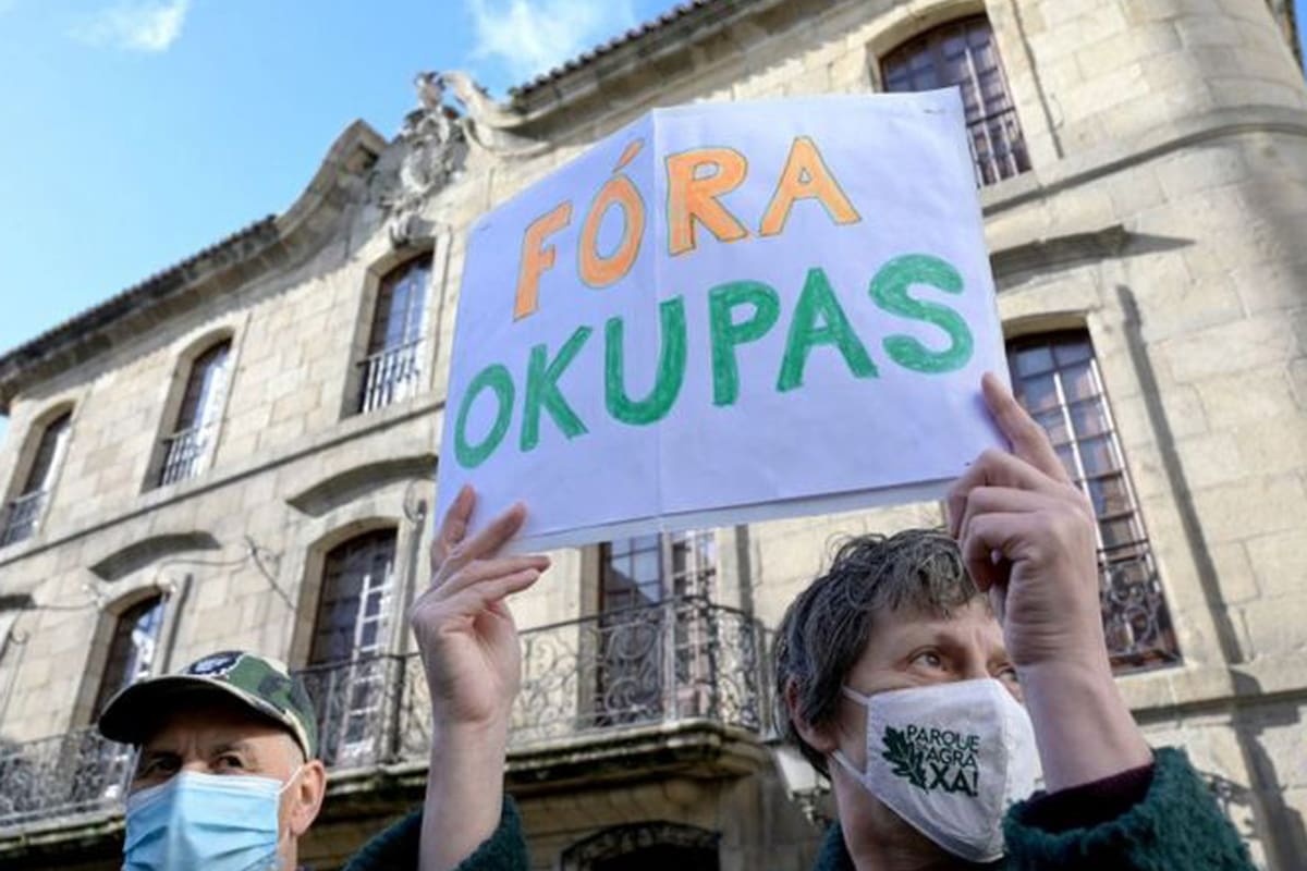 "Una mañana, alguien llamó con fuerza a la puerta de entrada", dice Mariana. "Había 20 hombres grandes afuera. Dijeron que tenía la opción de irme con el dinero que podían darme. Y si me negaba, me dijeron que estarían afuera de mi puerta todos los días con perros. 'No te vamos a dejar entrar o salir ', dijeron".