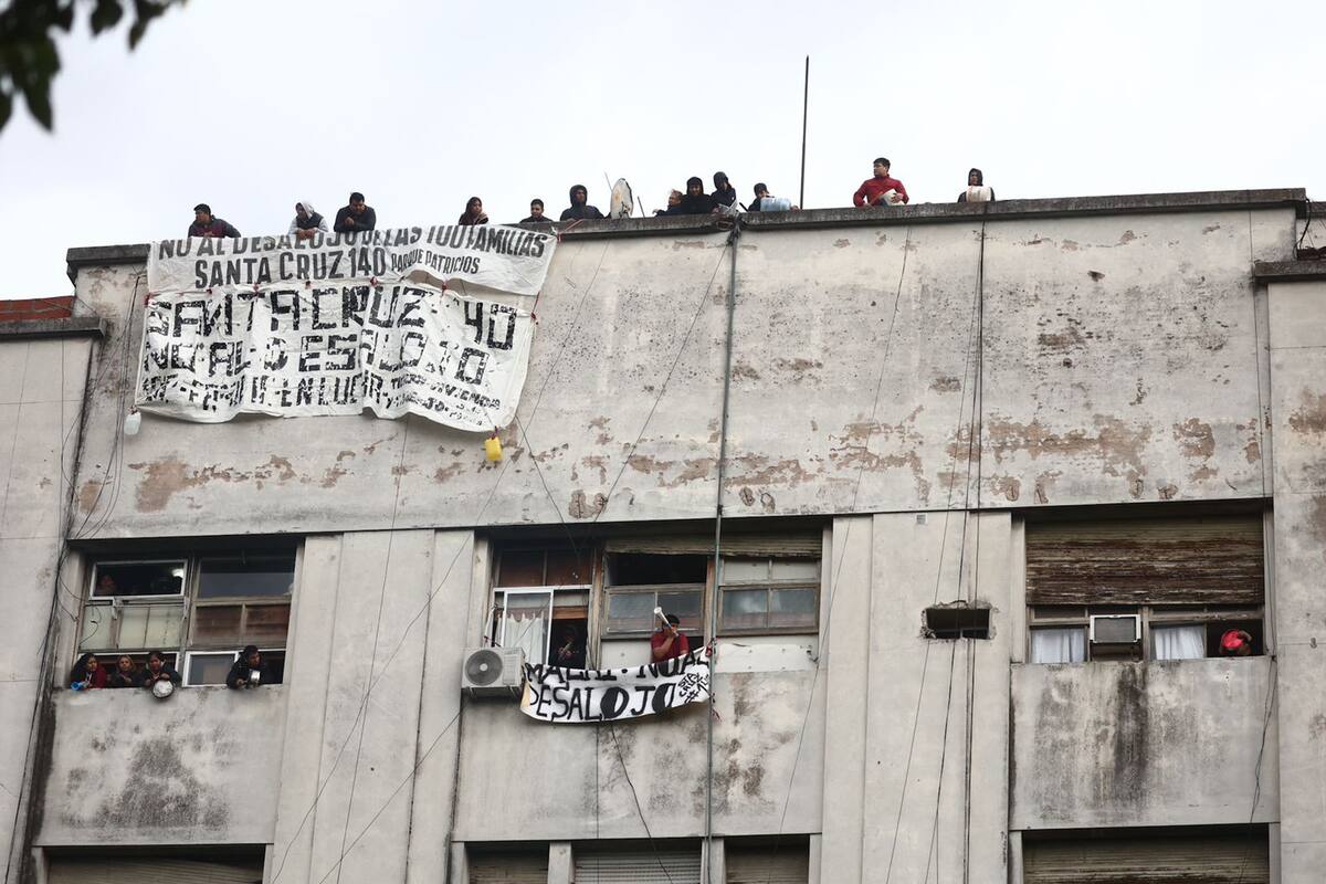 Una mañana de tensión en la exfábrica abandonada de Parque Patricios