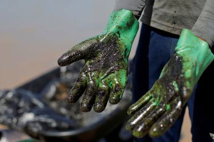Las extrañas manchas de petróleo aparecieron en septiembre en las playas del noreste de Brasil llegaron esta semana a la bahía de Todos los Santos.