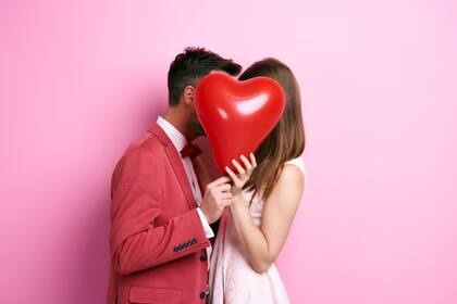 Una manera para celebrar San Valentín es dedicándole frases a los seres queridos