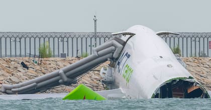 Una manga se desprende del Boeing tras el accidente en Hong Kong