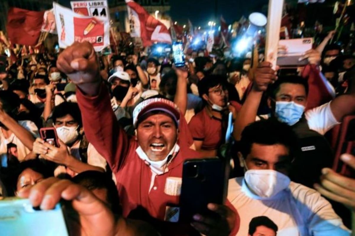 Una manifestación a favor de Castillo. Los dos candidatos suscitan adhesiones incondicionales, pero también grandes temores del otro lado de la cerca