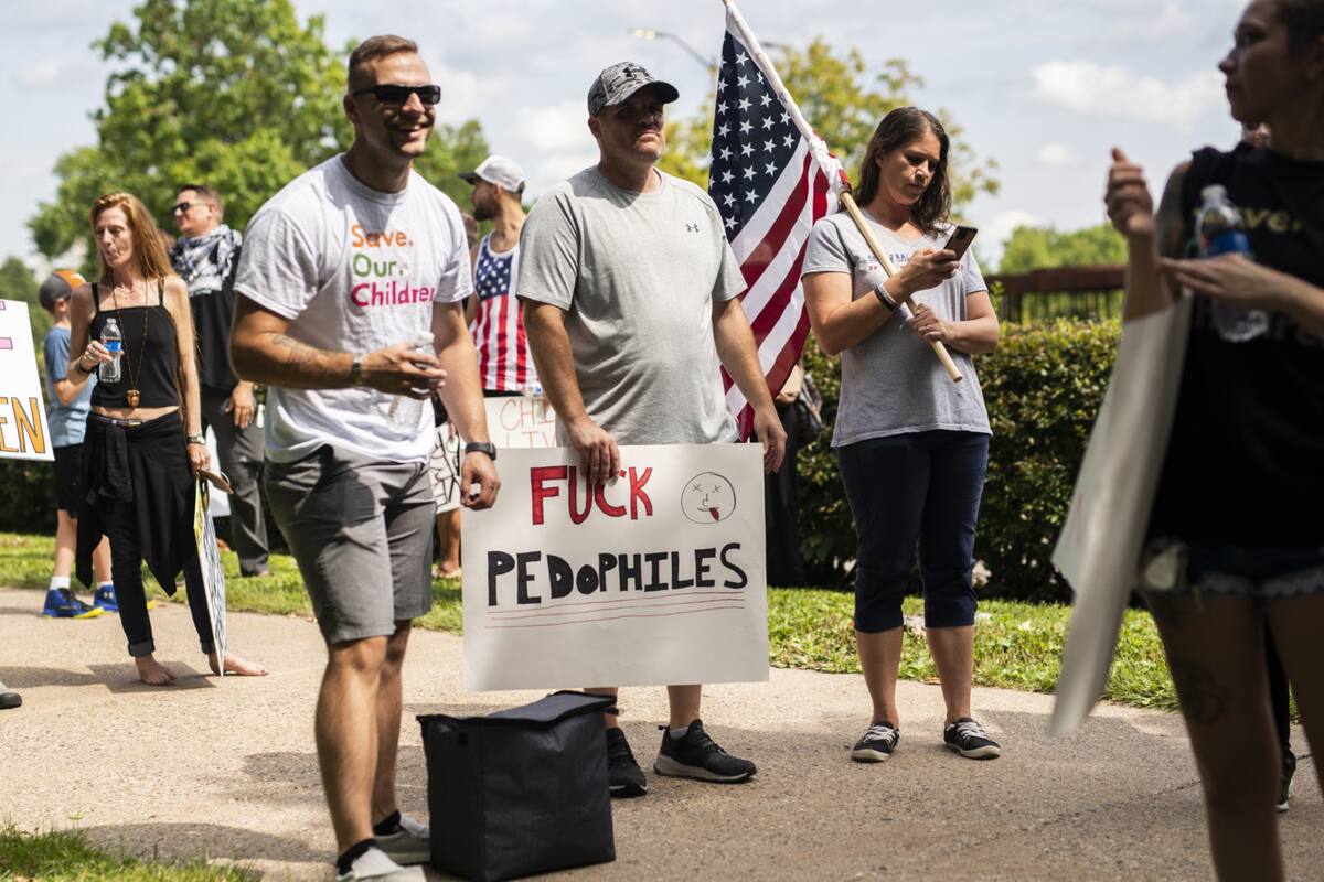 Una manifestación de "Save the Children" fuera del edificio del Capitolio el 22 de agosto de 2020 en St Paul, Minnesota. Algunas de estas marchas han sido vinculadas a cuentas de redes sociales que promueven la conspiración de QAnon