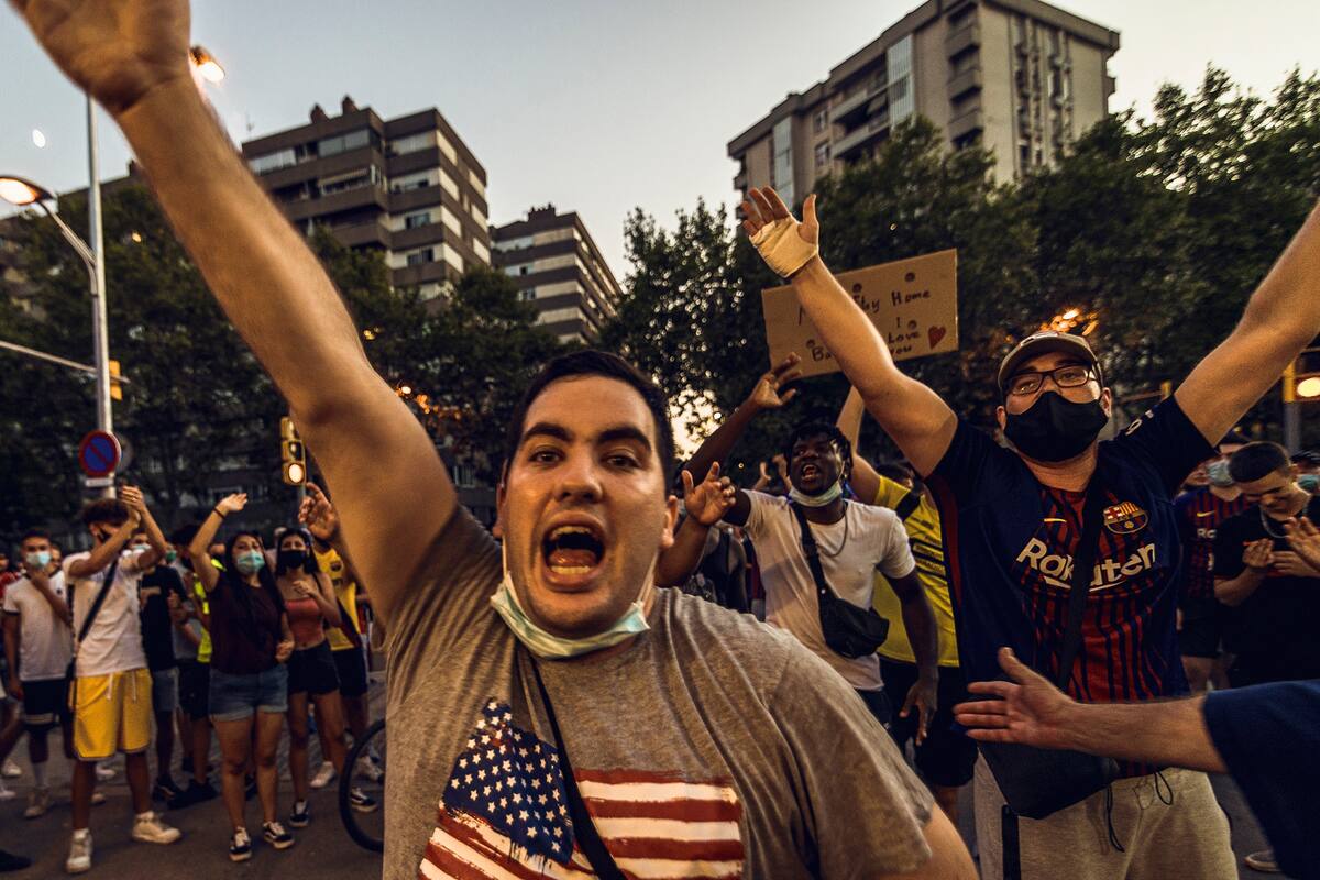 Una manifestación de indignados tubolísticos alrededor del Camp Nou; "Messi, quédate" y "Bartomeu, dimisión" fueron los lemas.