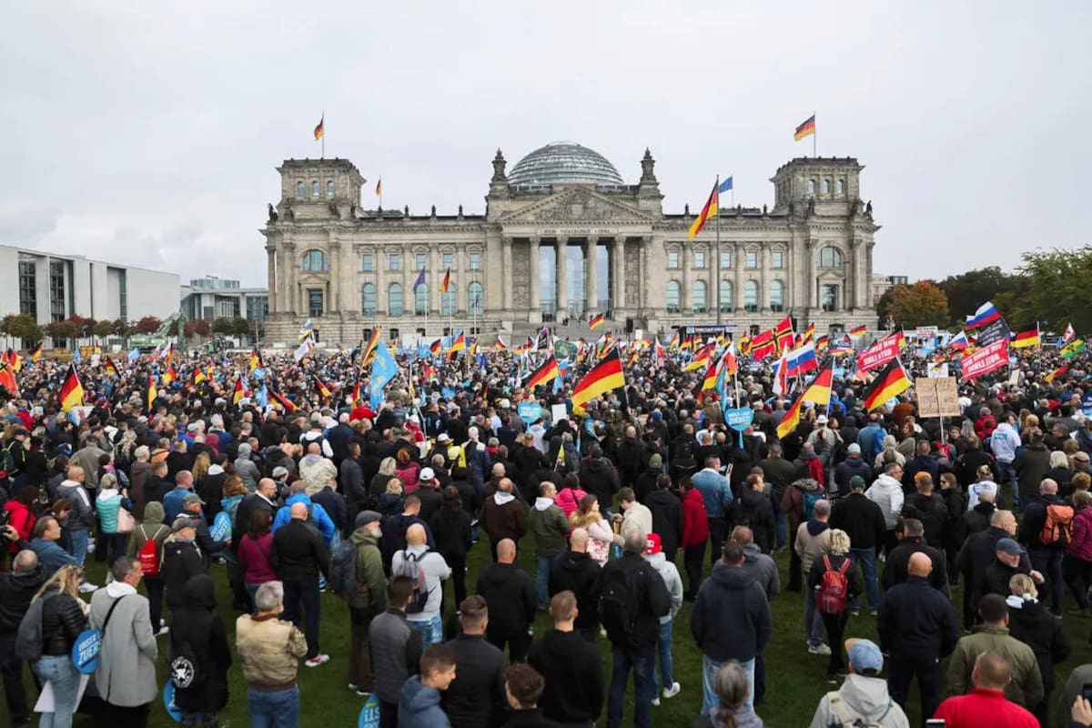 Una manifestación de la AfD sobre seguridad energética e inflación, en las afueras del edificio del Reichstag en Berlín .Credito: Christoph Soeder/DPA, vía Associated Press