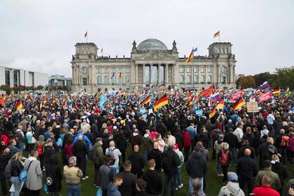Una manifestación de la AfD sobre seguridad energética e inflación, en las afueras del edificio del Reichstag en Berlín .Credito: Christoph Soeder/DPA, vía Associated Press