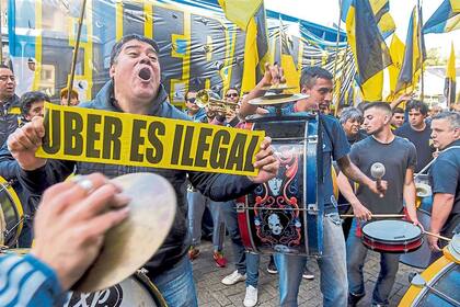 Una manifestación de taxistas, en 2016, cuando la empresa Uber comenzó a operar en la Argentina