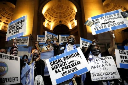 Una manifestación en apoyo a los jueces desplazados por el kirchnerismo, Bruglia, Bertuzzi y Castelli, tiene lugar anoche frente a los Tribunales