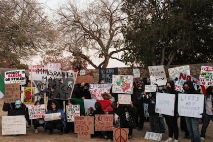 Una manifestación en El Paso reunió a defensores de los derechos de inmigrantes para denunciar las políticas migratorias de Donald Trump