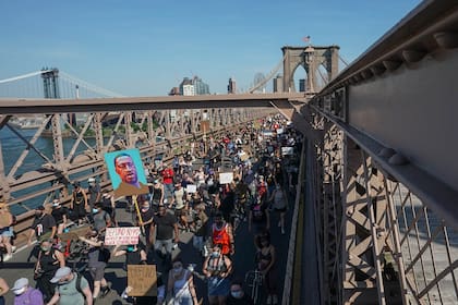 Una manifestación en repudio del asesinato del afroamericano George Floyd a manos de un policía blanco cruza el puente de Brooklyn