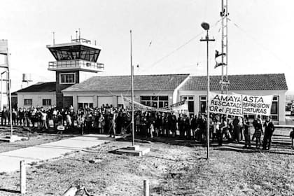 Una manifestación política en el aeropuerto de Trelew, en el año 1972; hasta allí llegaron los 19 fugados de Rawson que terminaron fusilados en Trelew