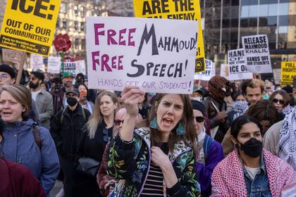 Una manifestante canta durante una manifestación en apoyo del activista palestino Mahmoud Khalil, el lunes 10 de marzo de 2025, en Nueva York. (AP foto/Yuki Iwamura)