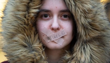 Una manifestante contra la regulación de derechos de autor