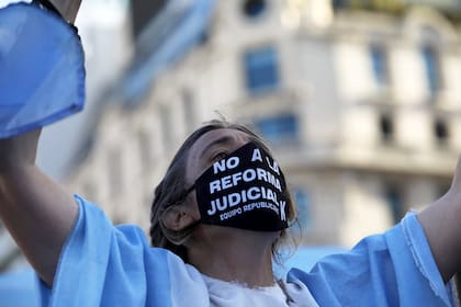 Una manifestante del banderazo del #12O en el Obelisco