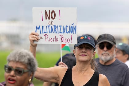 Una manifestante en una protesta afuera de la Base Aérea de la Guardia Nacional Muñiz en Carolina, Puerto Rico, el 7 de septiembre del 2025.