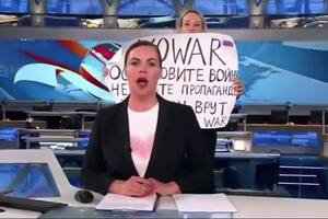 Una manifestante interrumpió un programa de televisión ruso con un mensaje contra la guerra